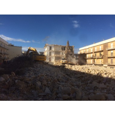Intervento Straordinario di Demolizione di un fabbricato residenziale tra Via Alemanni, Via Deledda, Via Boito e Via F.lli Cervi a Corato (BA)